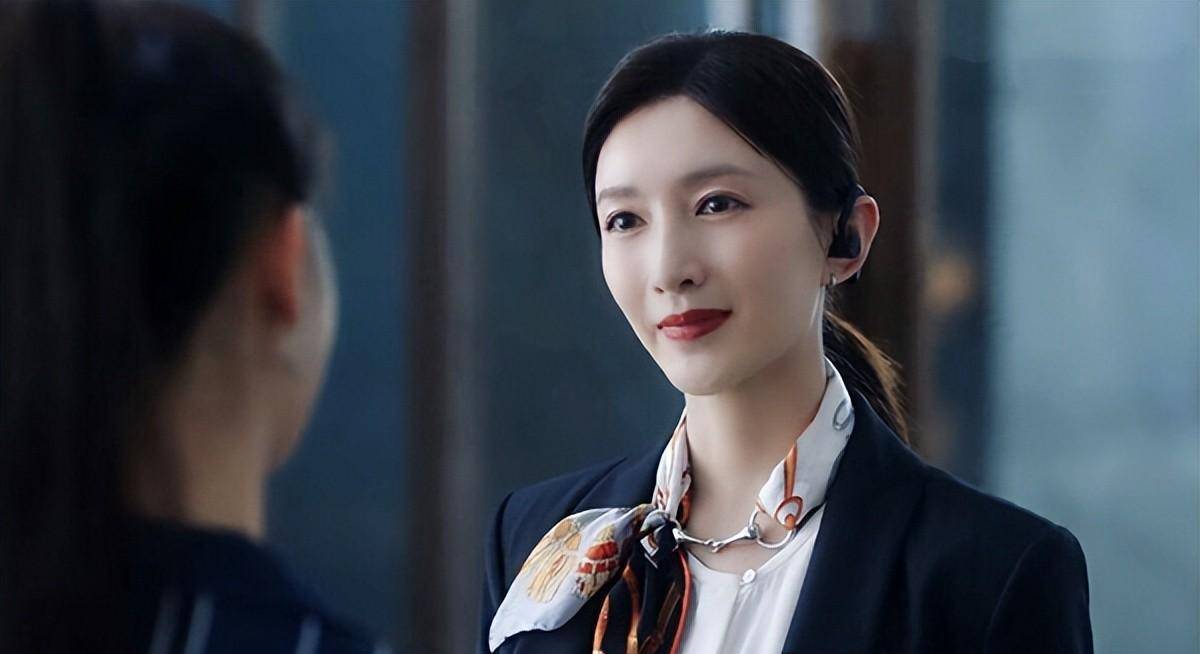 江疏影私下里着装很休闲,搭配精致妆容,很有灵气,比剧里好看_毕业