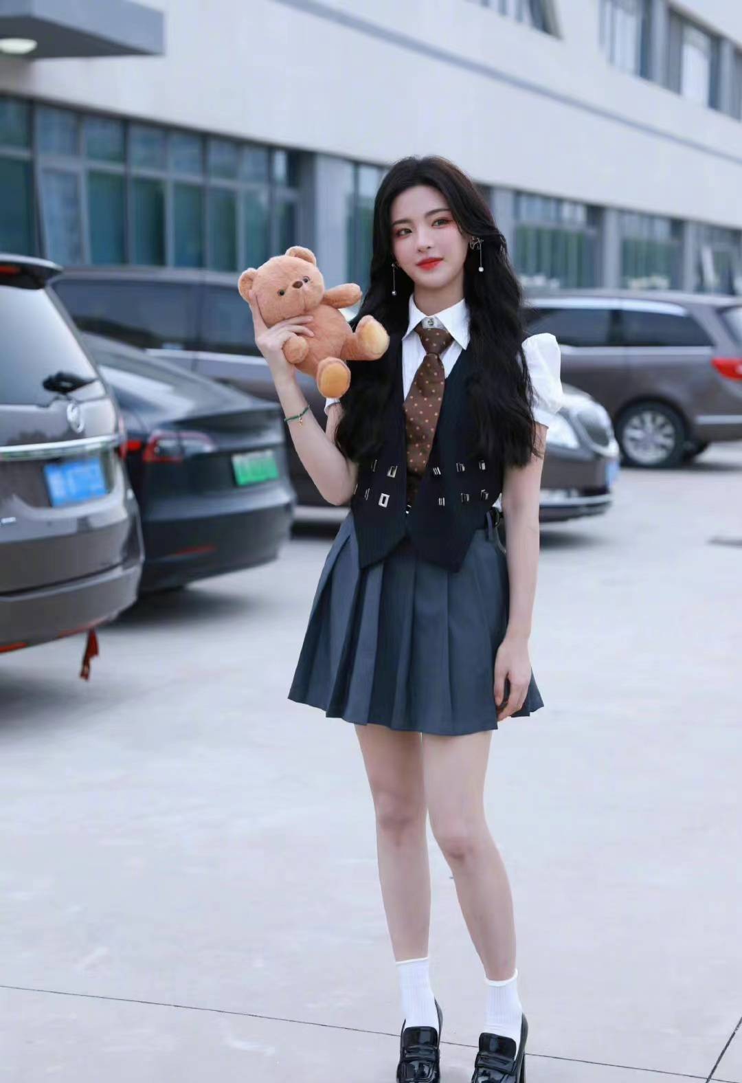 原创杨超越脱口秀大会造型黑色马甲叠穿白t配短裙学院风好可爱