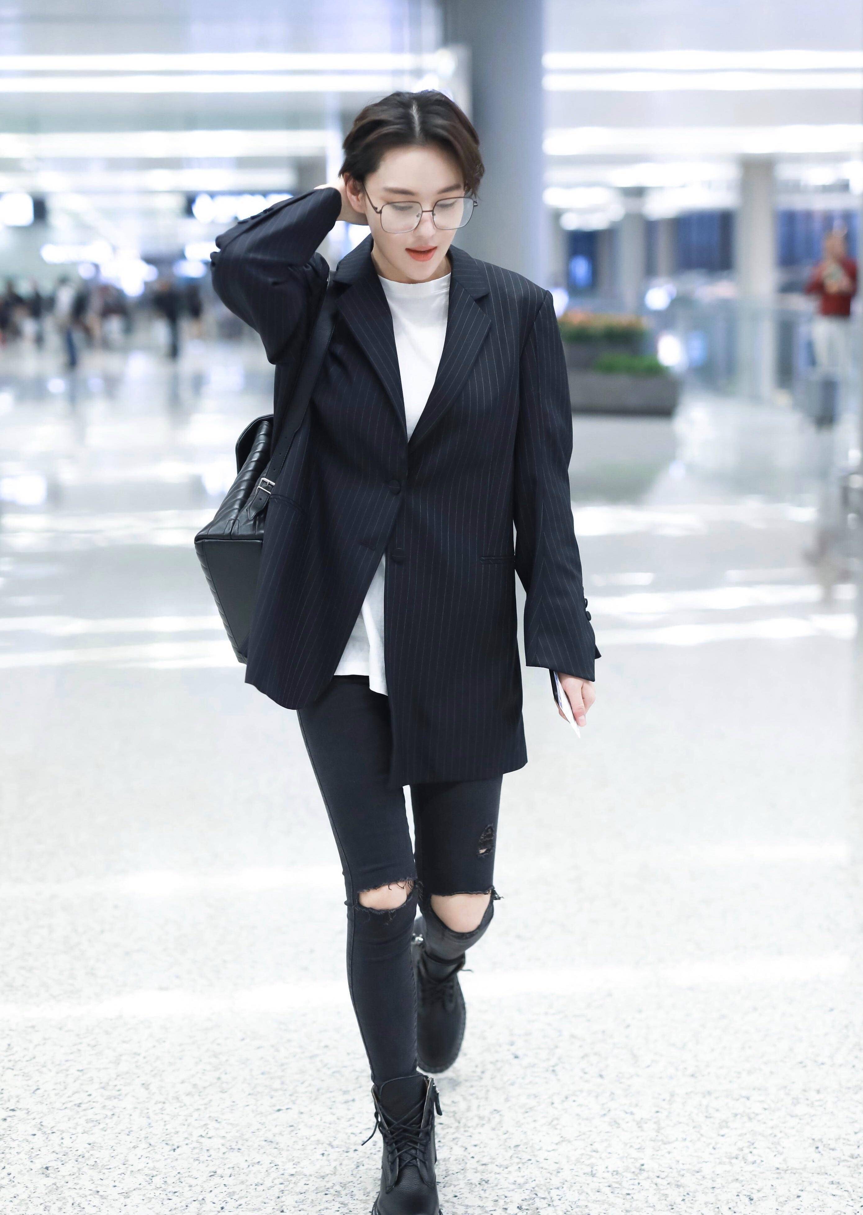 原创33岁张馨予身材太赞一身樱花粉西装造型短发搭配墨镜气场全开