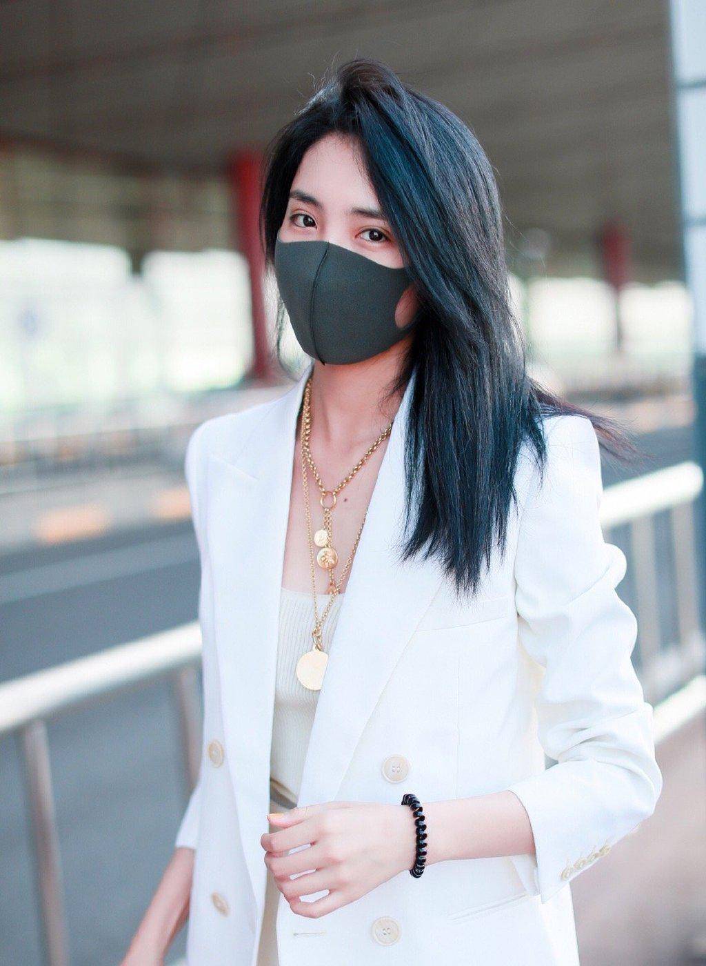 王紫璇穿米白色西装干练帅气,配长筒靴凹出"竹竿腿",太吸睛了_机场