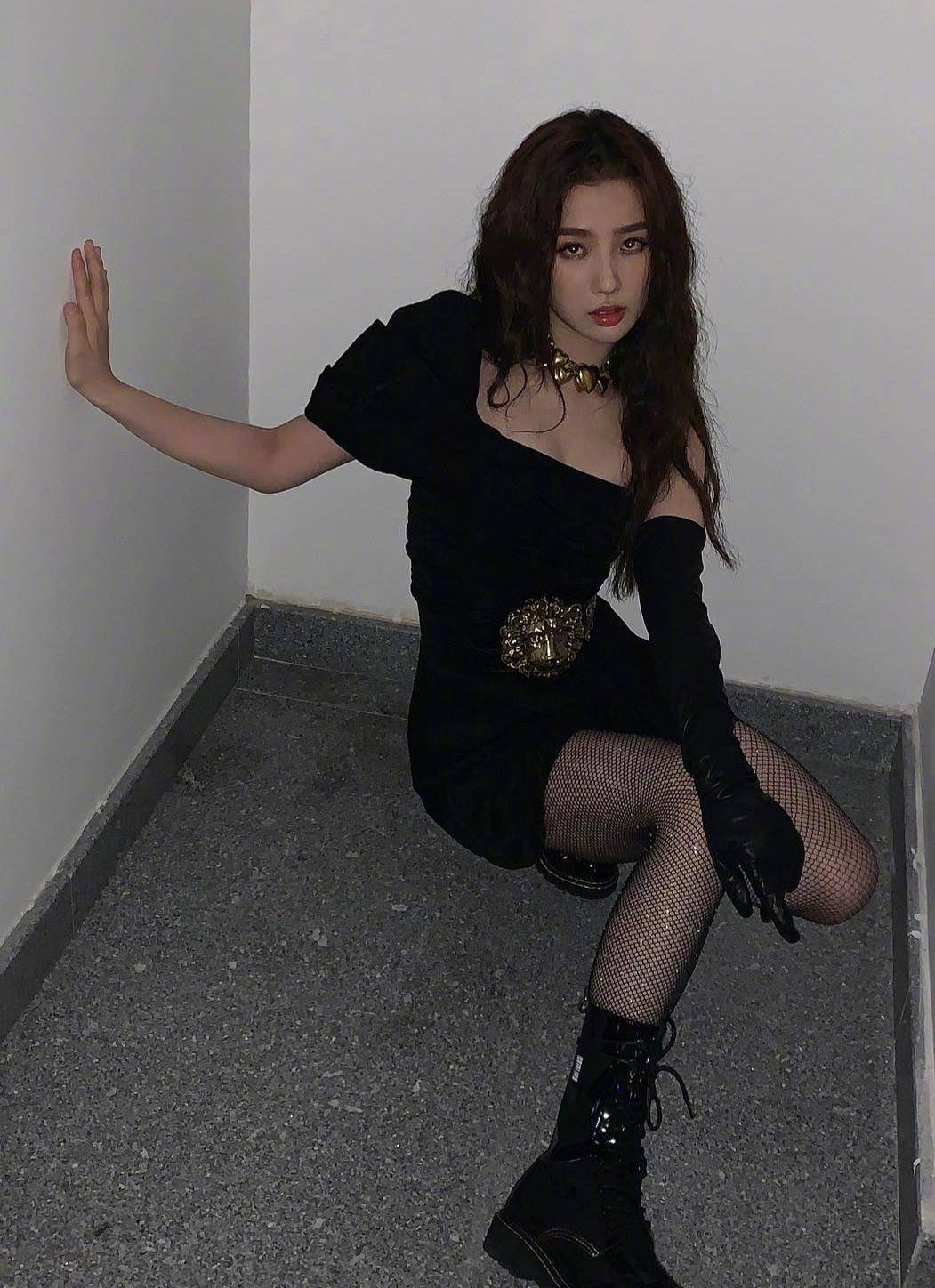 虞书欣穿衣真有一套,一袭白色露脐套装显贵气,小作精穿衣太俏皮_时尚