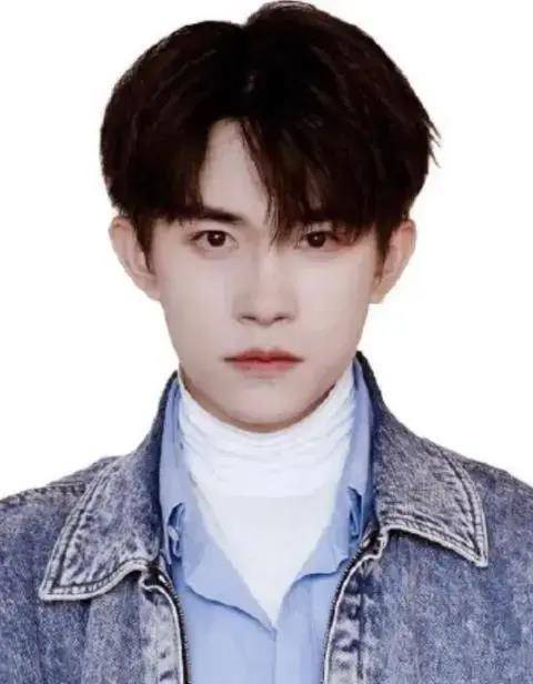 王俊凯证件照,鹿晗证件照,坤坤证件照,看到杨洋:弟弟高几?