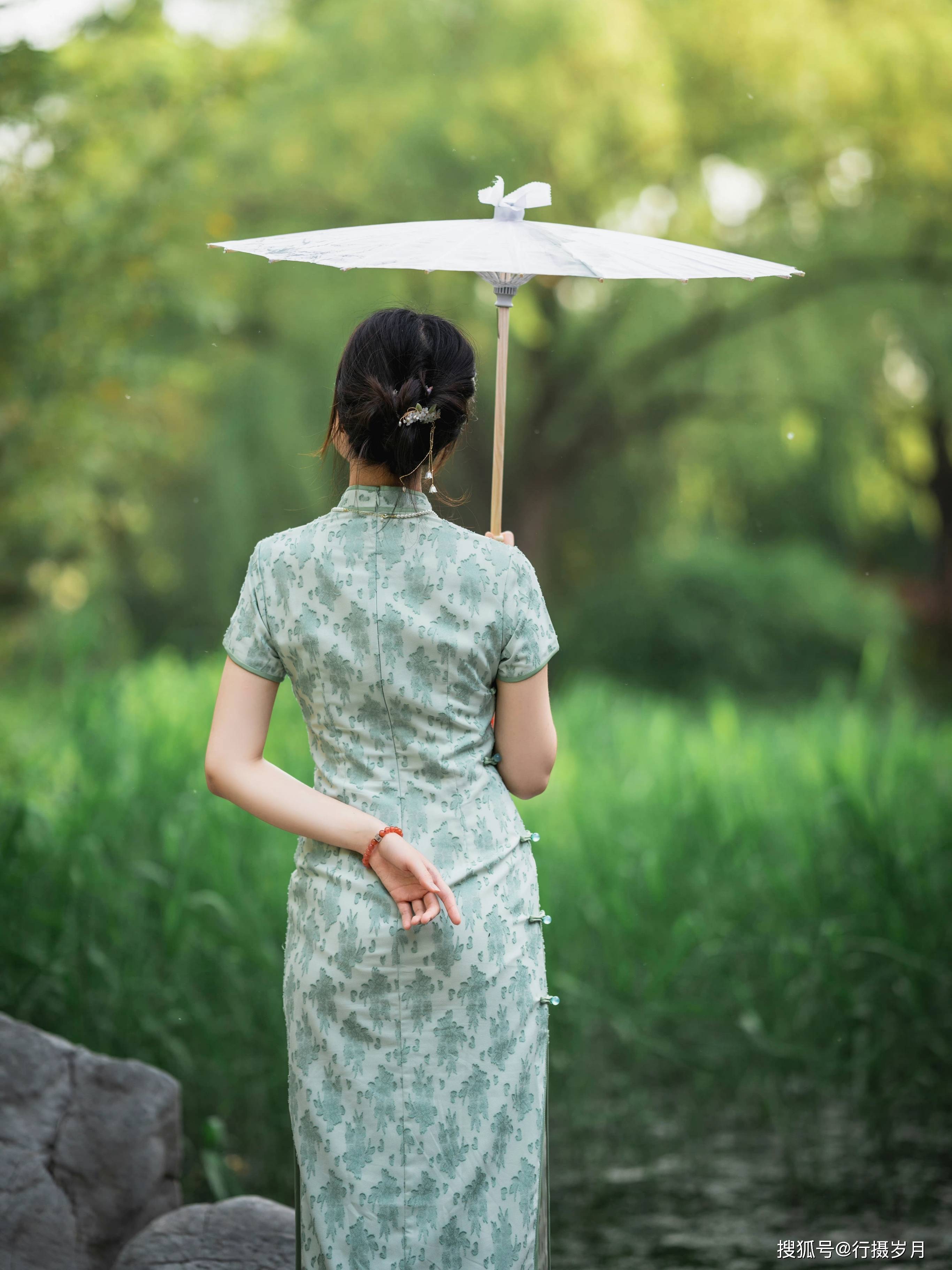 江南烟雨女子背影图片图片