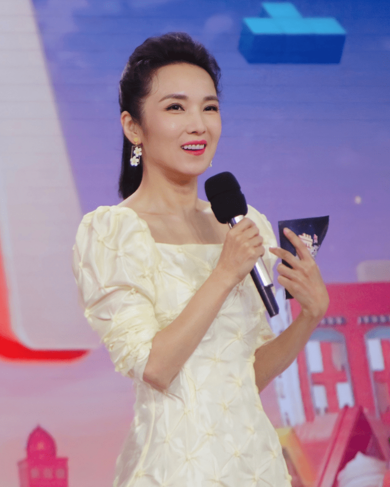 管彤:与韩红传绯闻,41岁结婚,42岁高龄生子,现在过得怎样了?