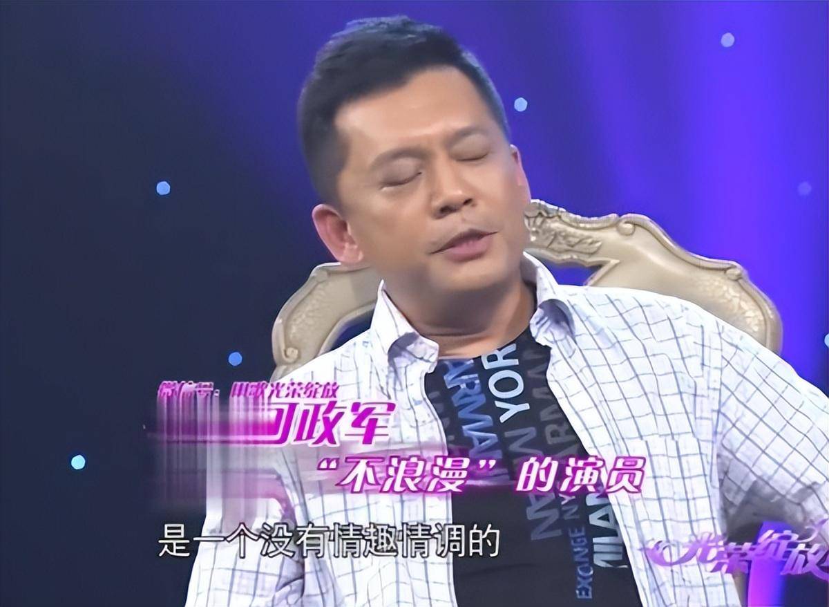 吃路边摊无人识,老婆范雨疑现身_何郑钧_樊宇_妻子