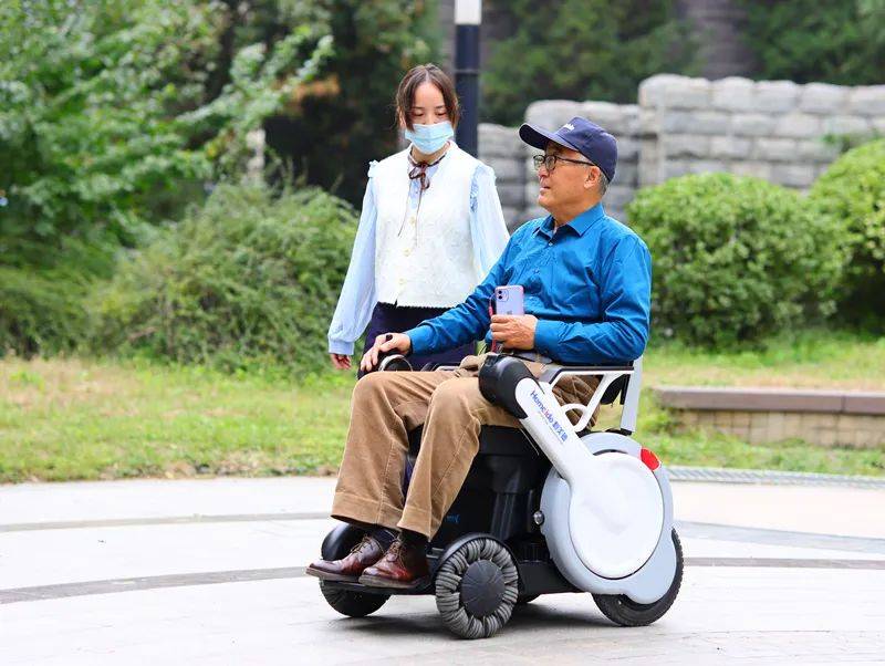 椅夫智能助行椅是对传统的电动助行椅进行了改进,以dsp作为核心控制器