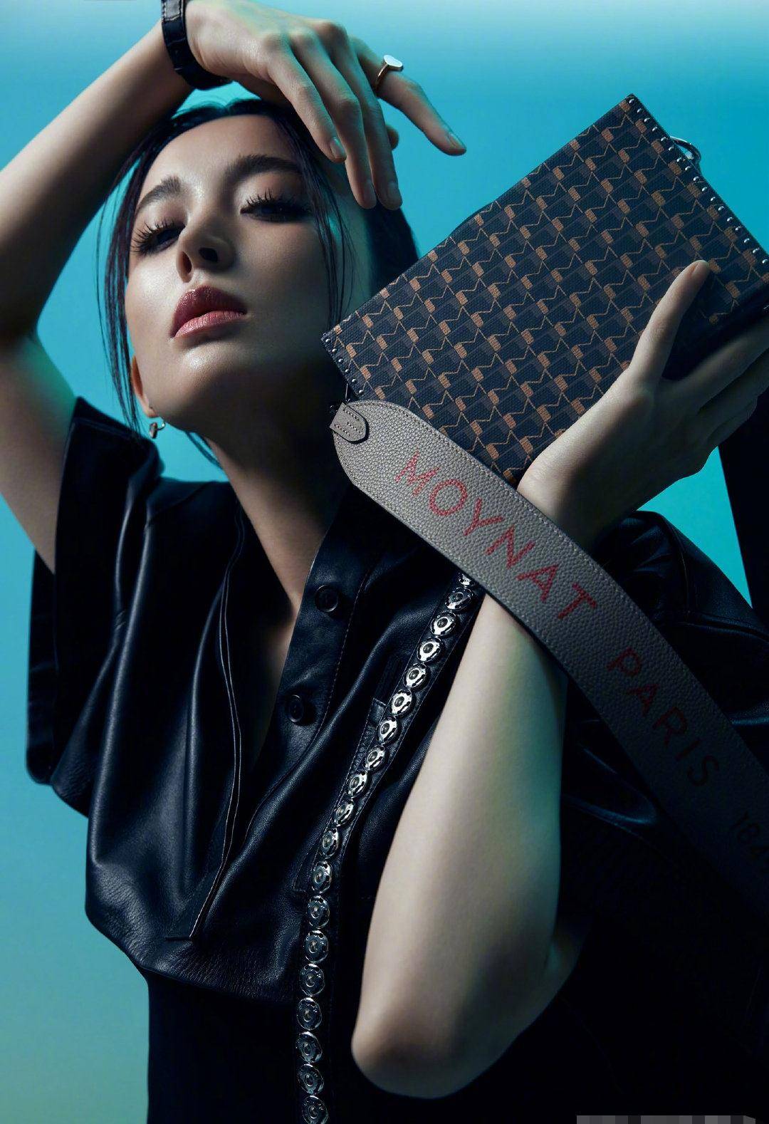 古力娜扎最新大片释出,穿巨型灯笼裤好喜感,网友表示看不懂_时尚_黑色