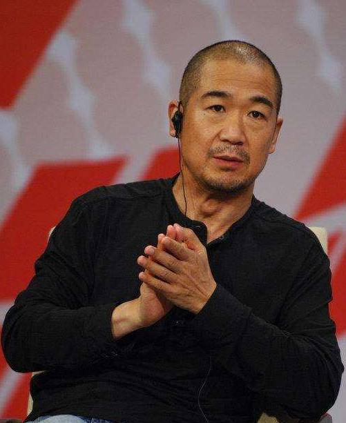 张国立33岁净身出户后, 2婚娶邓婕生活幸福,儿子为他"买单"_张默