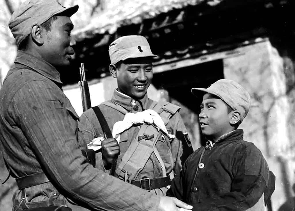 在1954年公开的《鸡毛信》中,龙门村12岁的牧羊人,儿童团长赫瓦被