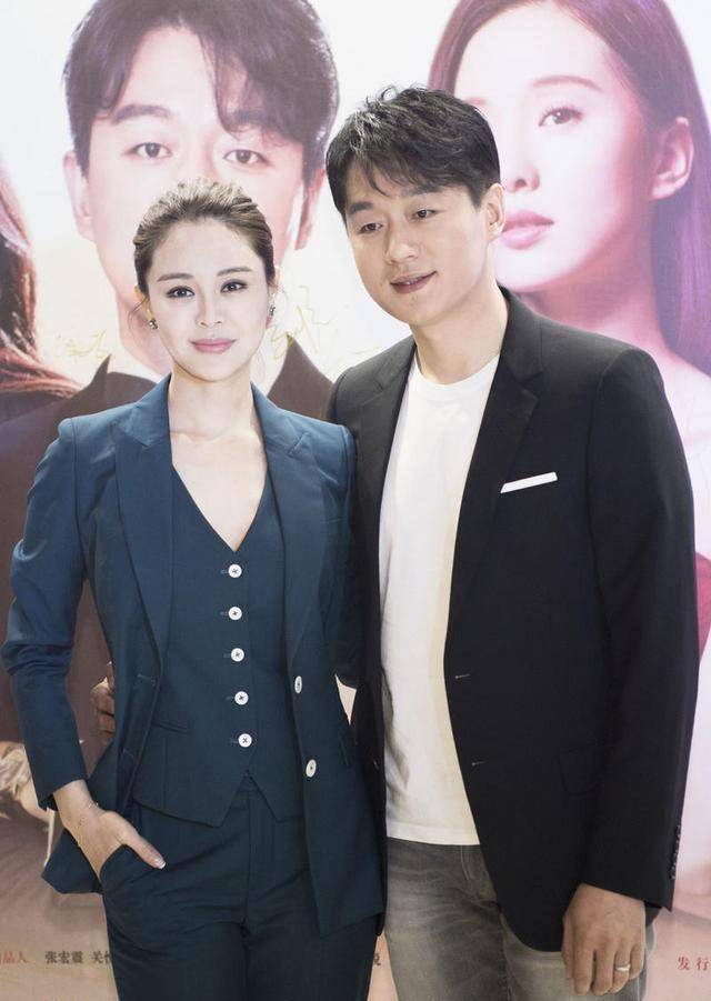 佟大为关悦合体亮相,同穿西装低调又高级,笑容灿烂一脸幸福模样_穿法