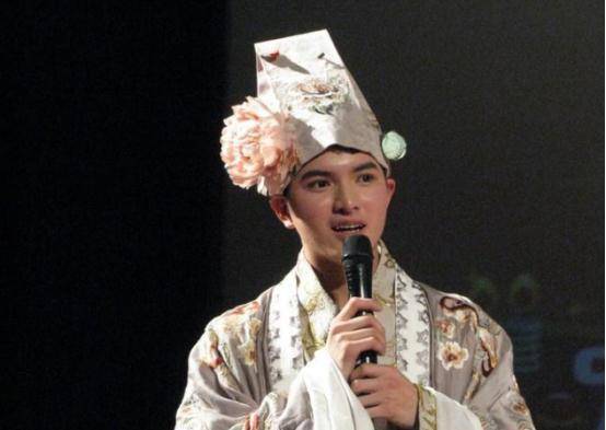 他本是周星驰的助理,让他客串"猪八戒",竟意外走红成就经典_陈炳_角色