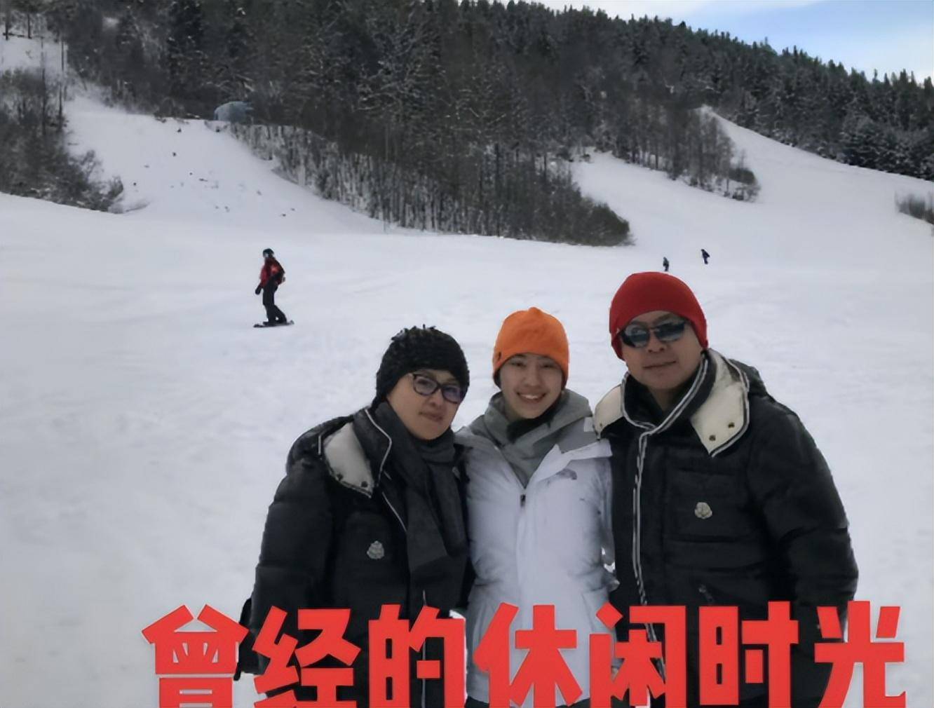 吃路边摊无人识,老婆范雨疑现身_何郑钧_樊宇_妻子