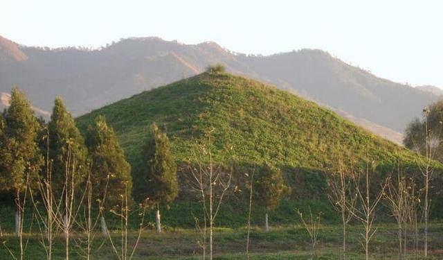 甘肃农民建防空洞，挖出“妖怪”，郭沫若见后大喜：赶快拿着进京