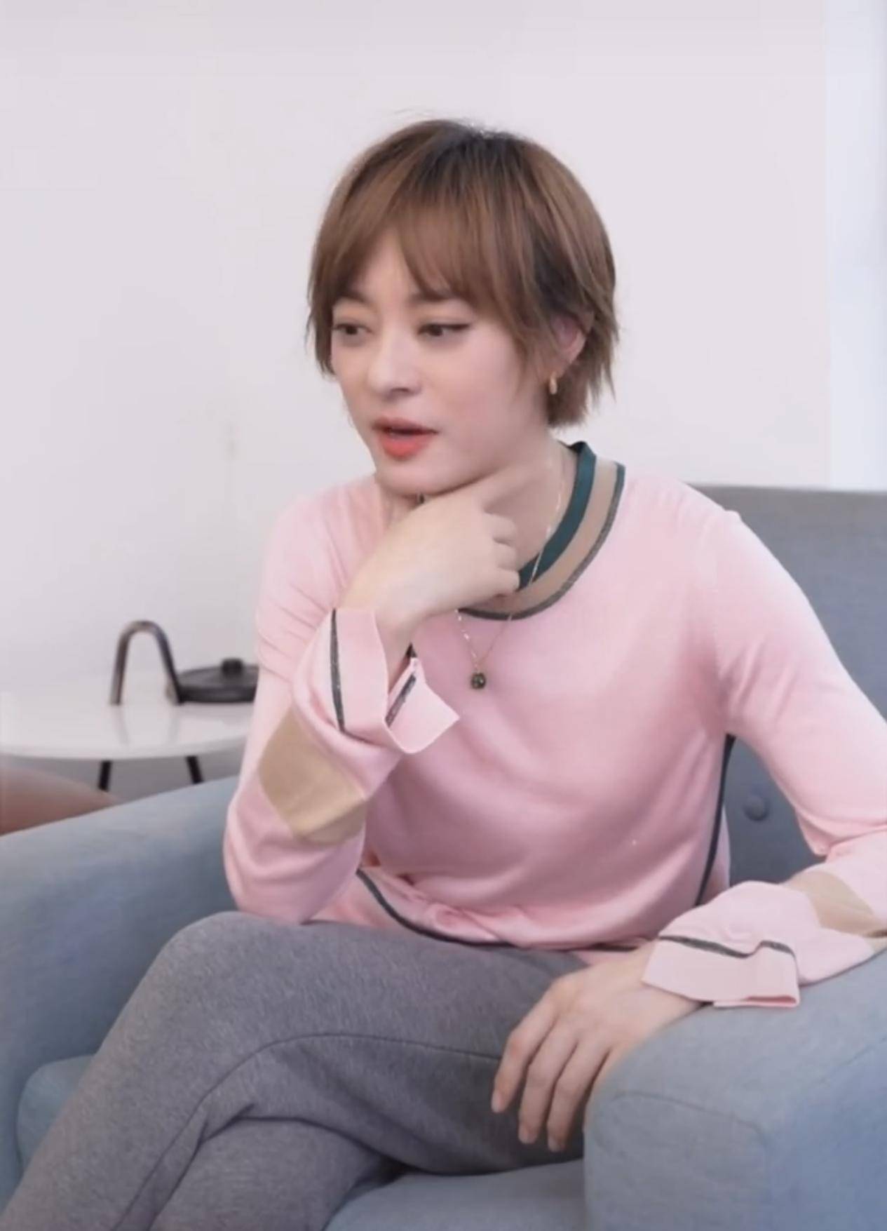 38岁孙俪变养生达人,穿粉色针织衫配休闲裤,教防脱发秘诀却被衣服抢镜