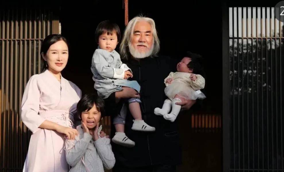 2020年,张纪中三胎女儿出世,生日宴上,杜星霖晒出了全家的合照.