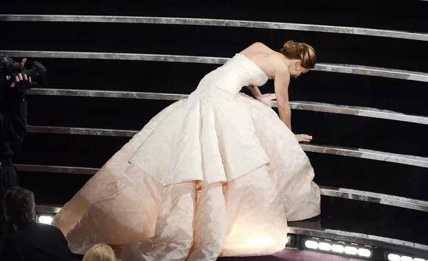 红地毯上最史诗般的尴尬,国外明星走红毯不幸跌倒大盘点_ashley