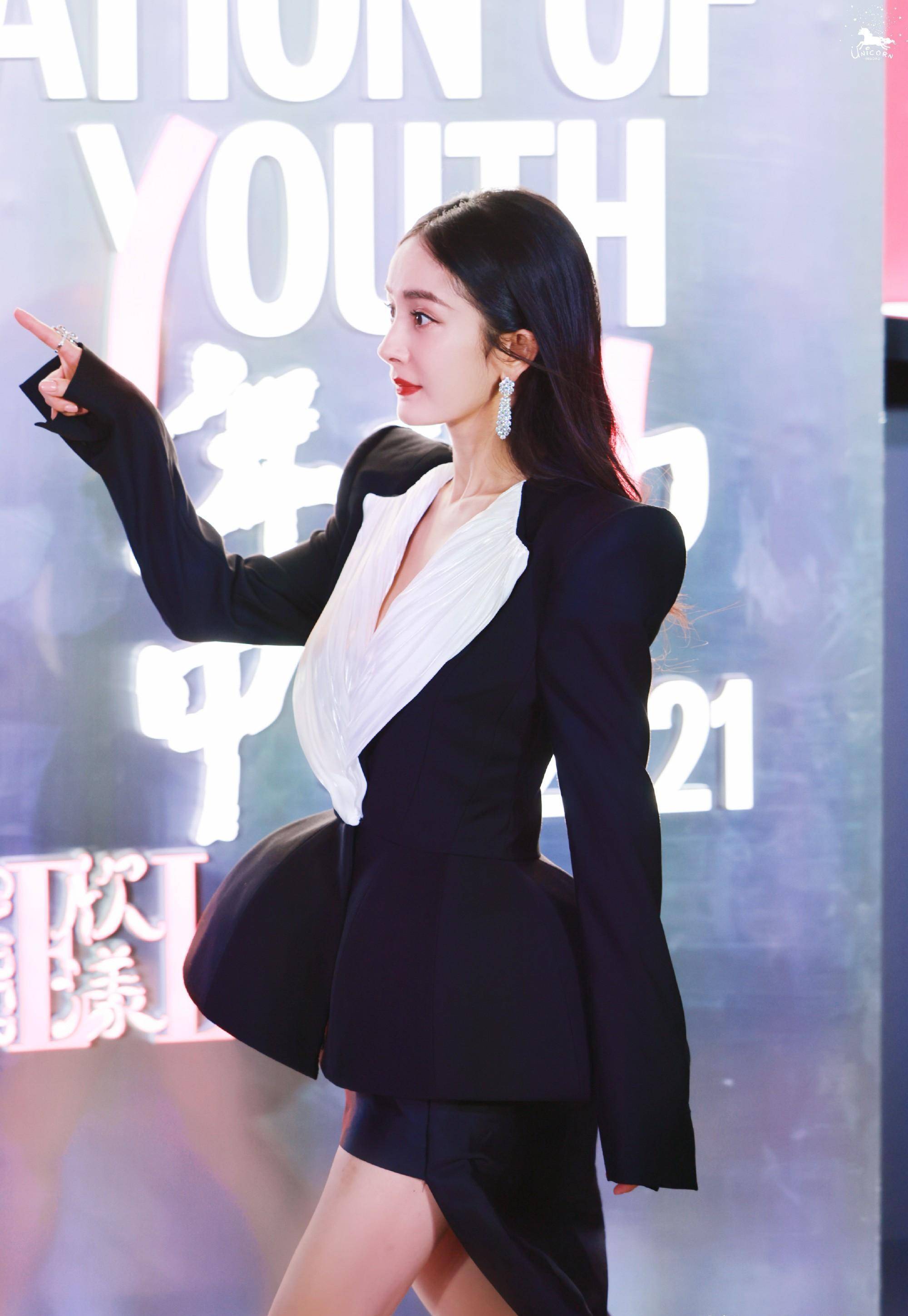 34岁杨幂太时尚了!身穿辣妹裙展现窈窕身段,这谁顶得住?