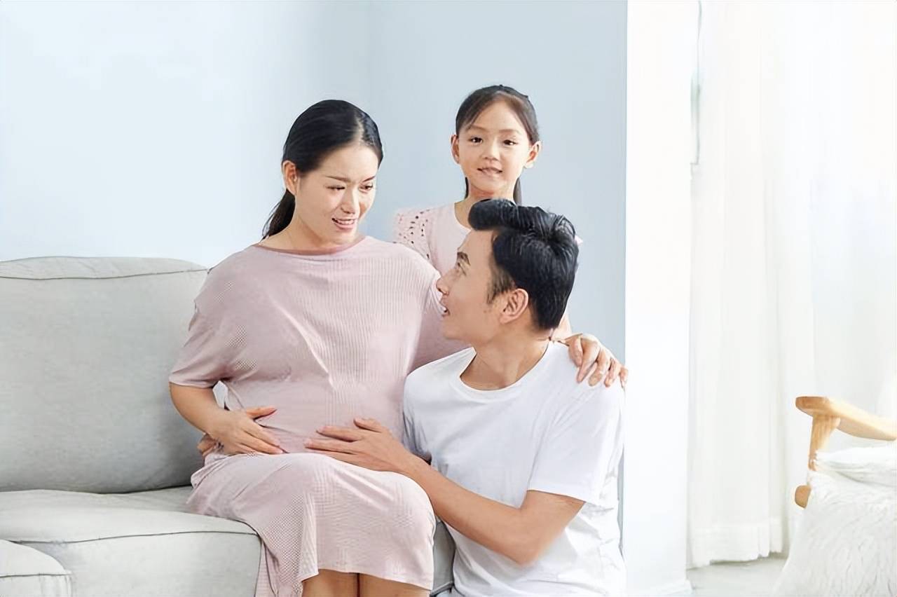 我安慰她说:"现在,男女都一样,女孩也可以培养得非常优秀,女儿更贴心