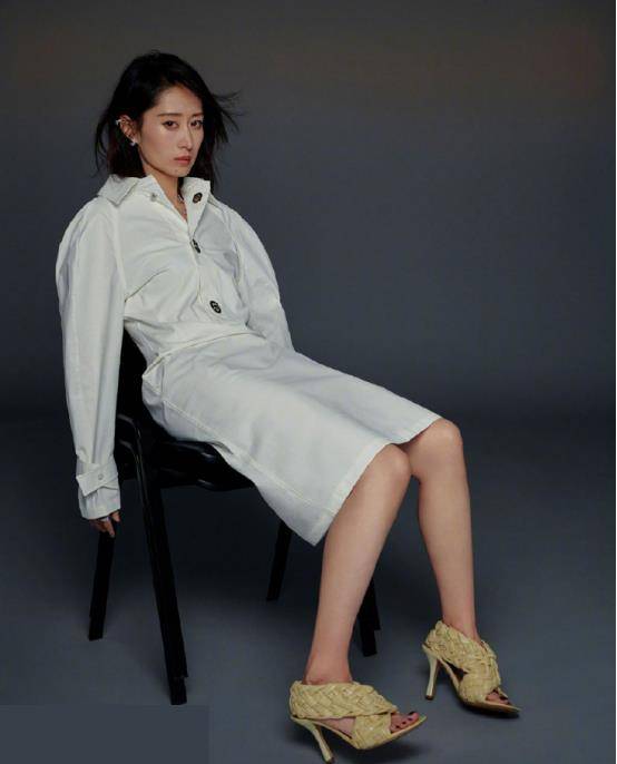 刘敏涛最新时尚大片曝光,御姐搭配有气场,真是"女财阀"附身_服装_造型