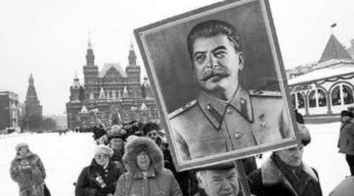 赫鲁晓夫之子在美国家中因头部枪伤去世，父亲是前苏联领导人想埋葬美国，他却