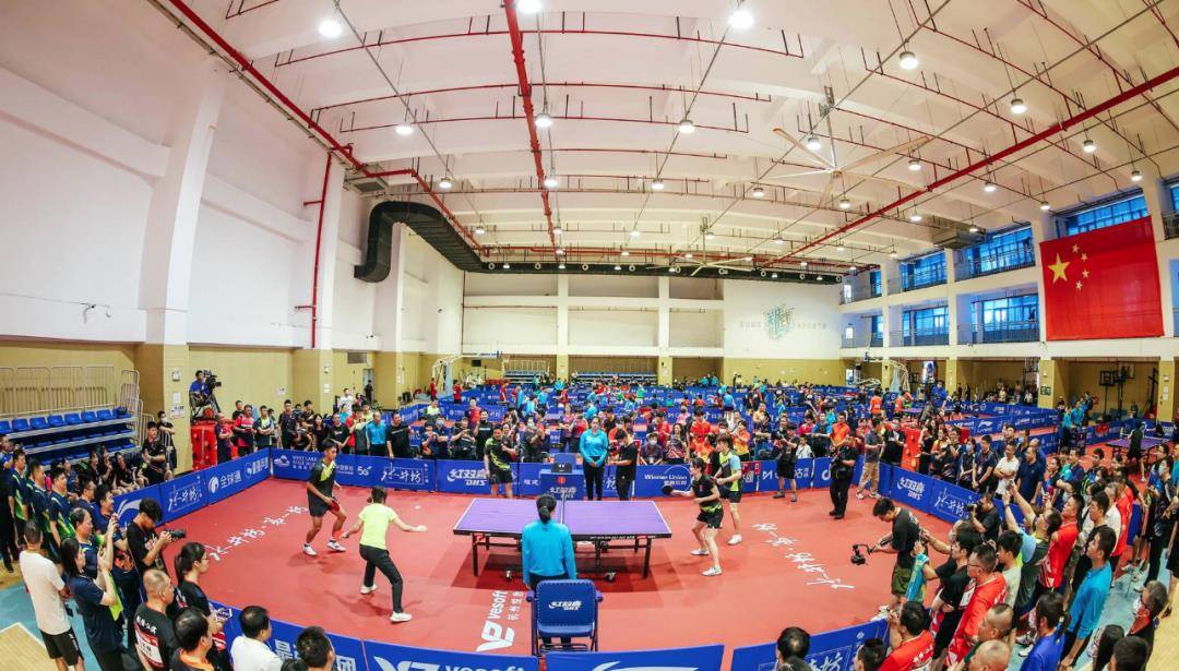 前乒乓球世界冠军常辰辰和参赛队瑞潮体育教练陈瑞超与两位参赛选手