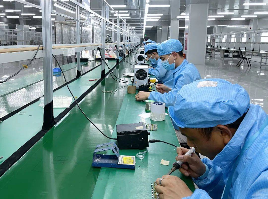 智能改变生活 | 西南联盛开设智能手表生产项目_车间_科技_焊锡