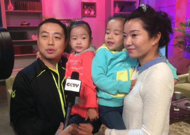 刘国梁晒10岁双胞胎女儿,8岁获世界冠军,不料妻子身价也好几亿_王瑾