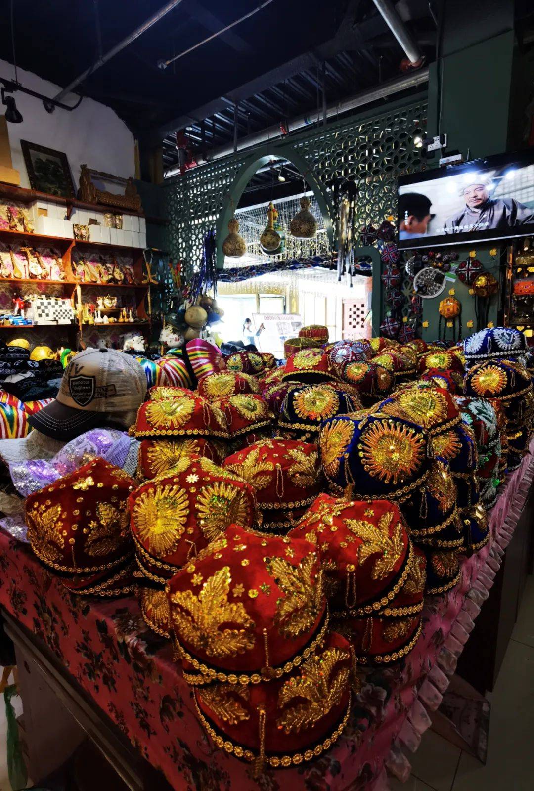 伊宁市汉人街民族特色小店的商品琳琅满目，简直就是一个非物质文化的展览馆