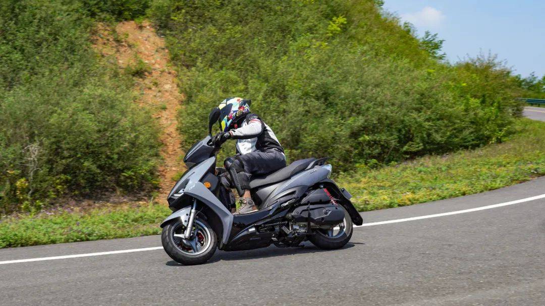 配置拉高价格放低,运动性也足—光阳新弯道150测评