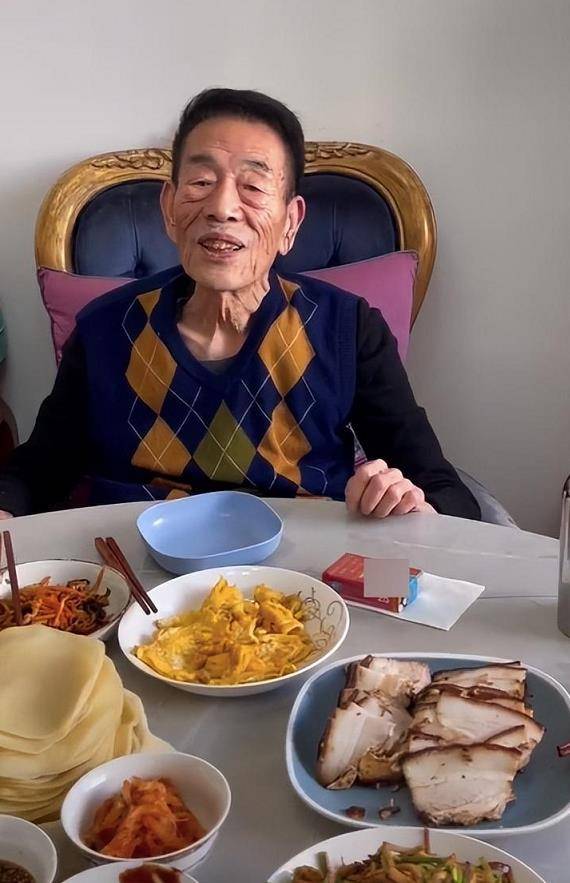 90岁杨少华近况曝光,与导演韩兆出行游玩,两人关系亲密如父子_韩昭