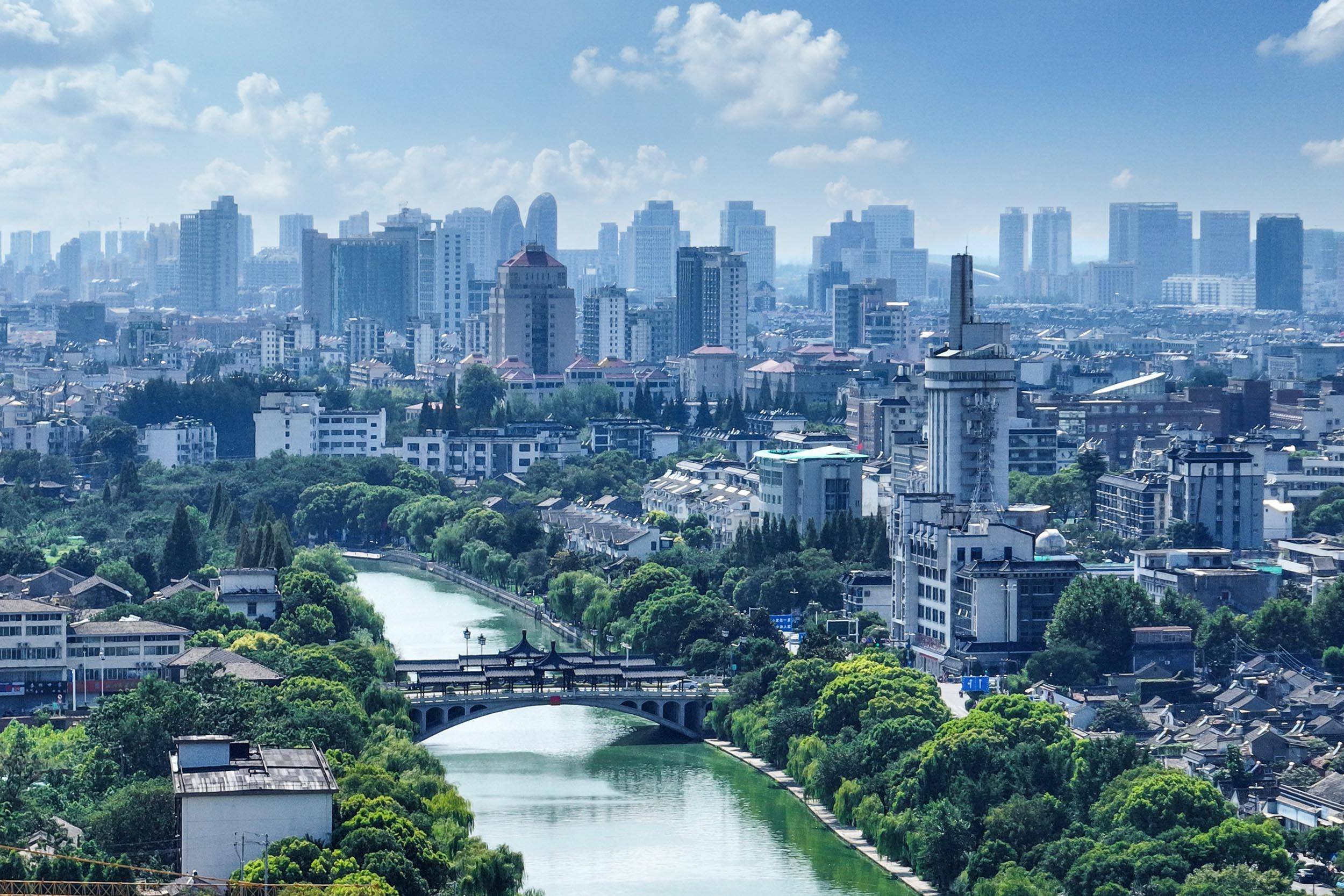 盛夏时节,在蓝天白云掩映下,扬州古运河水面光影闪烁如在画中游_东关