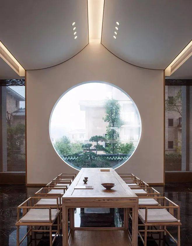 在新中式家居设计之中,被运用得最多的就是门,窗户和隔断.