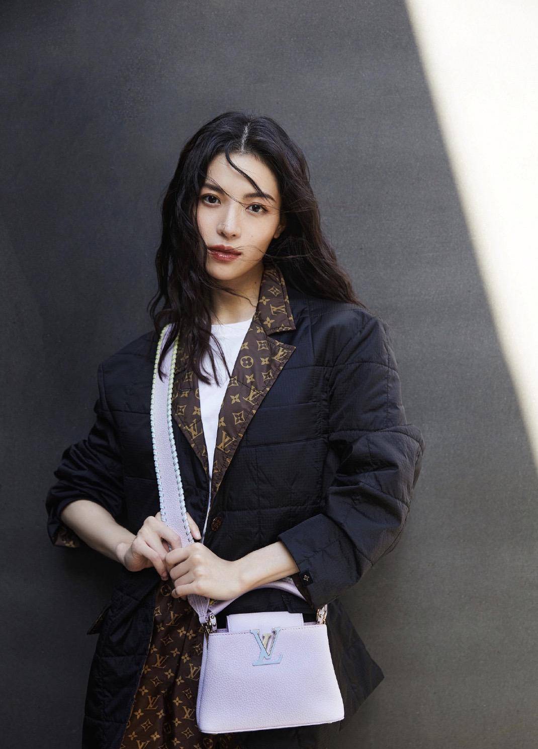 钟楚曦全套lv出街,黑色经典印花西装配短裤,紫色包包是亮点_感觉_造型
