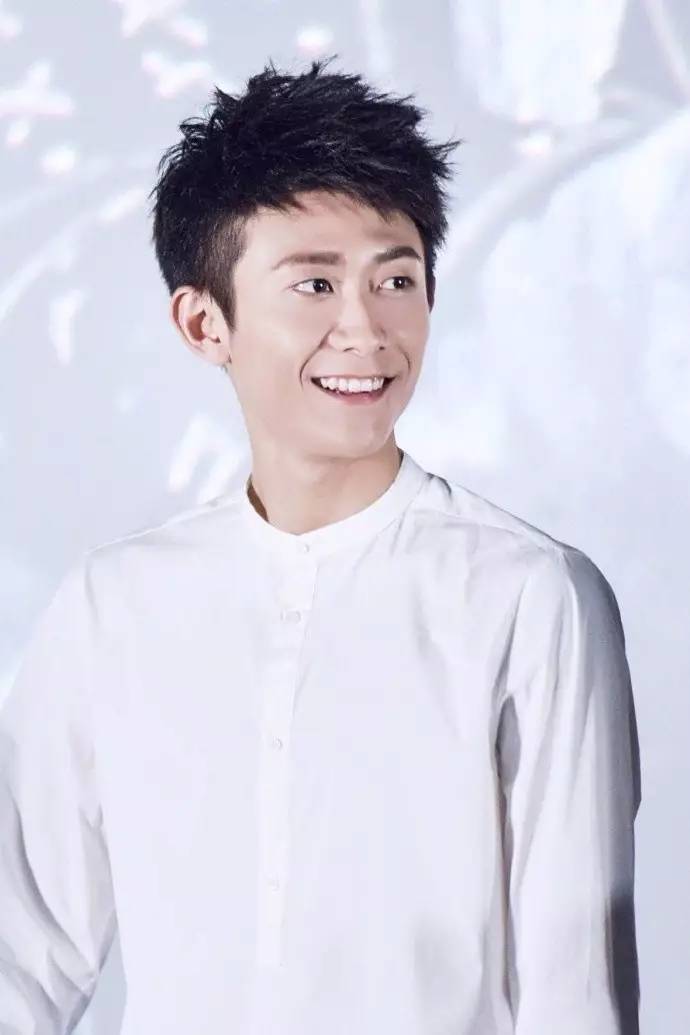 哈哈哈,所以粉丝们也知道为什么张一山从来不留胡子了,因为真的不好看