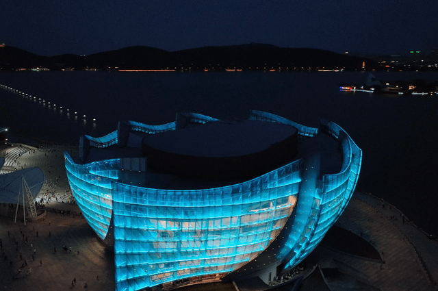 镜头中的徐州音乐厅,建筑灵感源自紫薇花