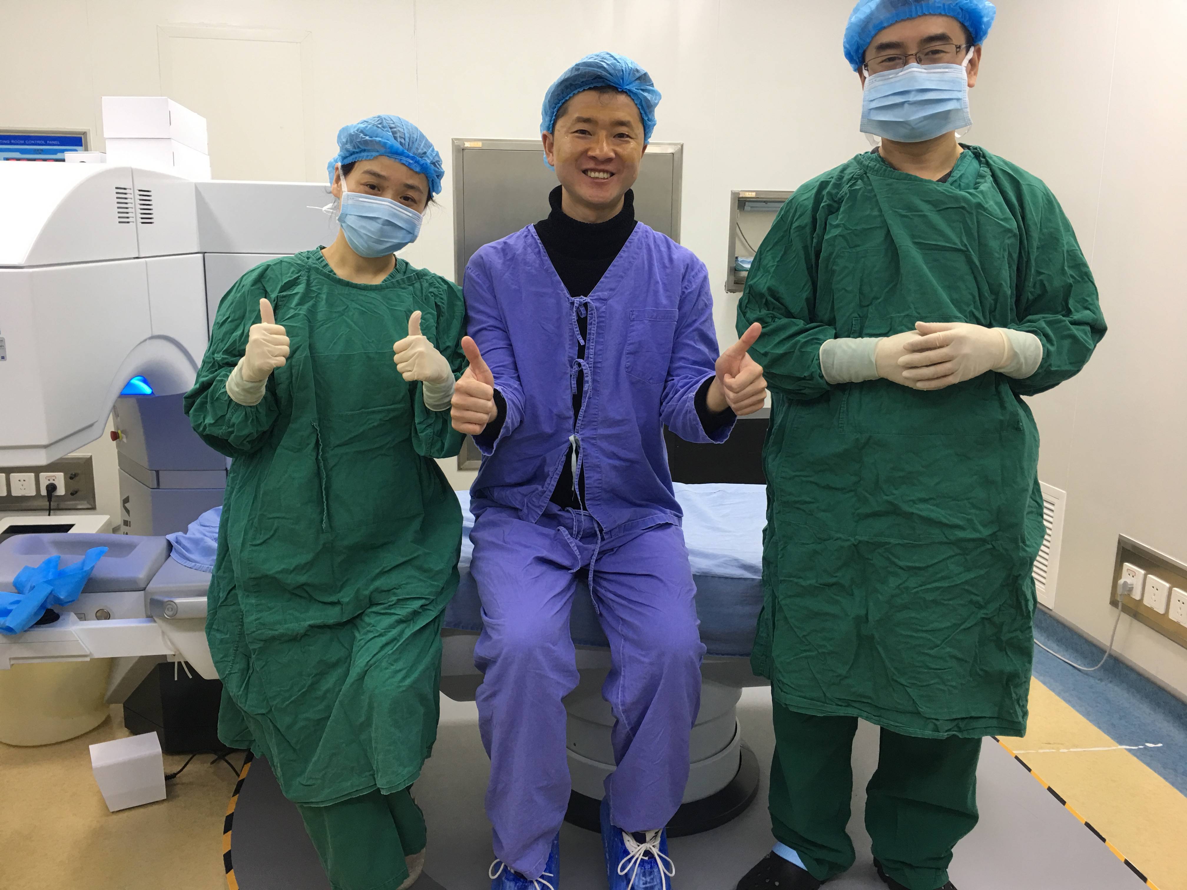 度数:左眼近视675度,右眼近视670度摘镜人:地质工作者谢世杰摘镜信息