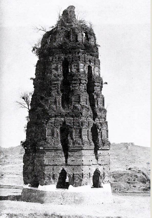 1924年9月25日，雷峰塔为何无故倒塌？原来都是蛇患害的