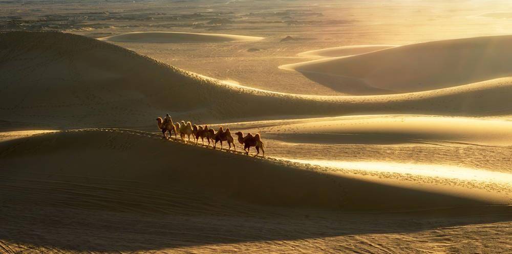 中国最美沙漠就在内蒙，藏有媲美珠穆朗玛的高峰，却低调鲜少有人知