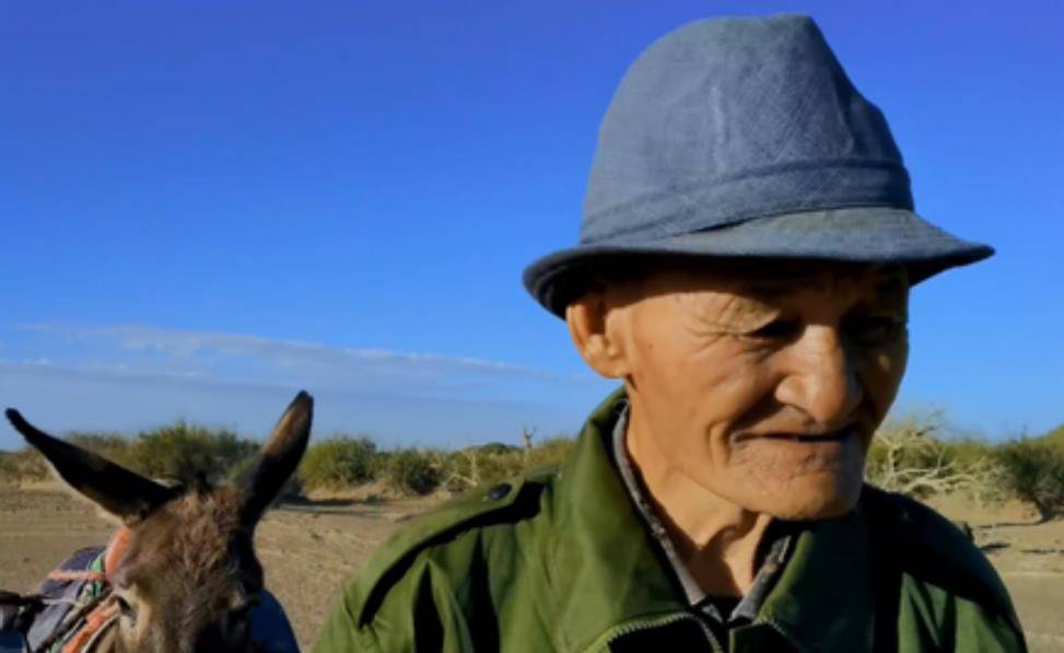84岁老人沙漠守护58000亩胡杨林，自挖11口井浇灌，一守就是48年