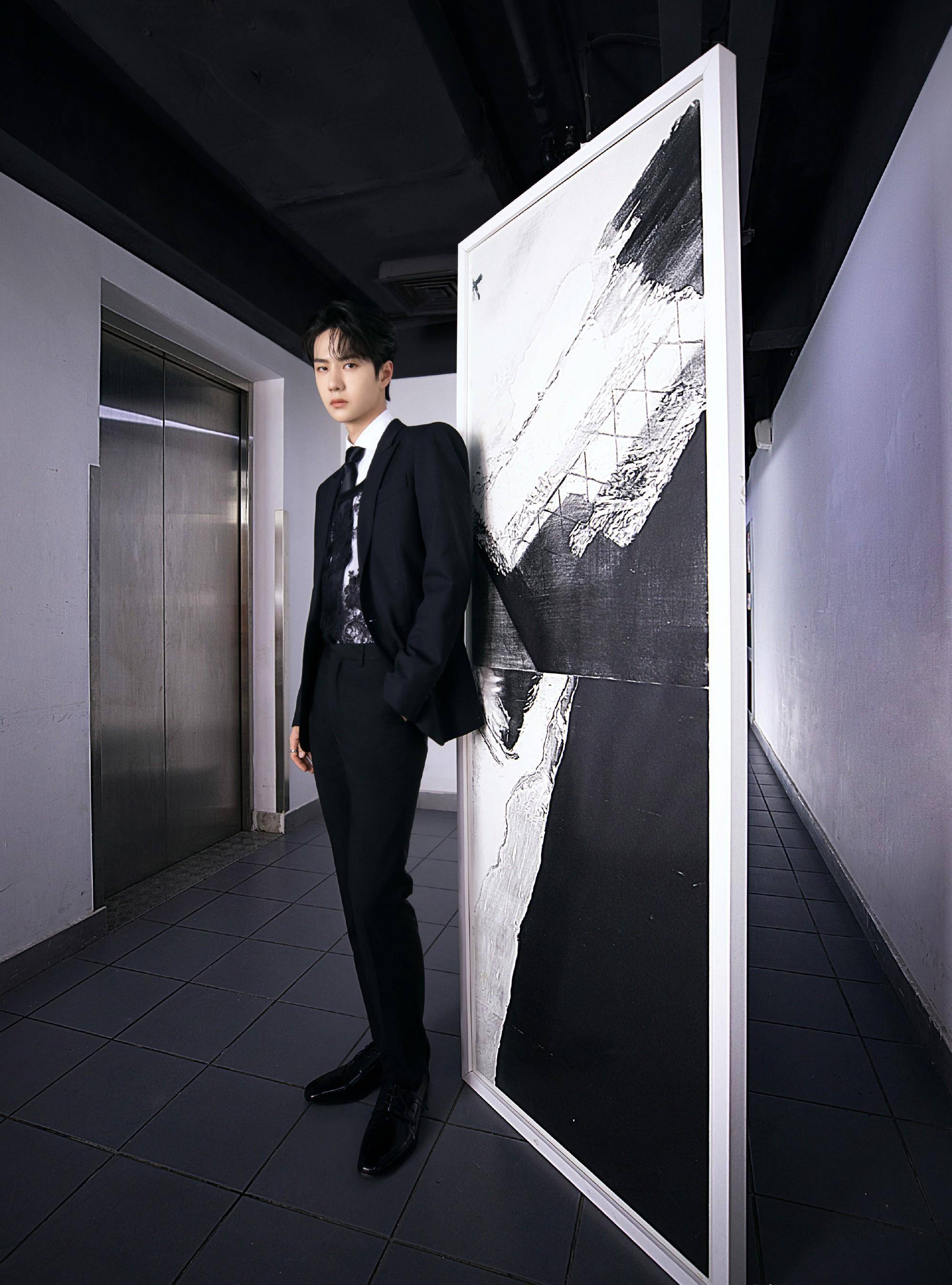 星动之夜男星造型:肖战王一博穿同品牌衣服,被粉丝误以为是同款_西装