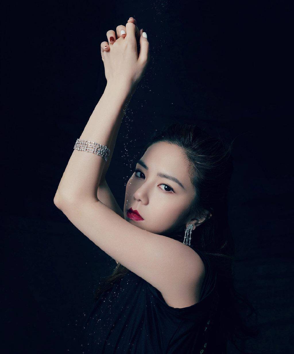 邓紫棋完美蜕变,换掉皮裤穿拼接亮钻礼服,小露双腿白皙又时尚_黄金圈