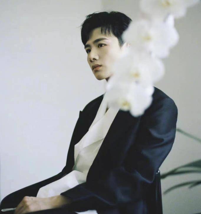 白敬亭黑白正装成熟稳重写真图片,有点美男子的感觉了_黑色_外套_颜超