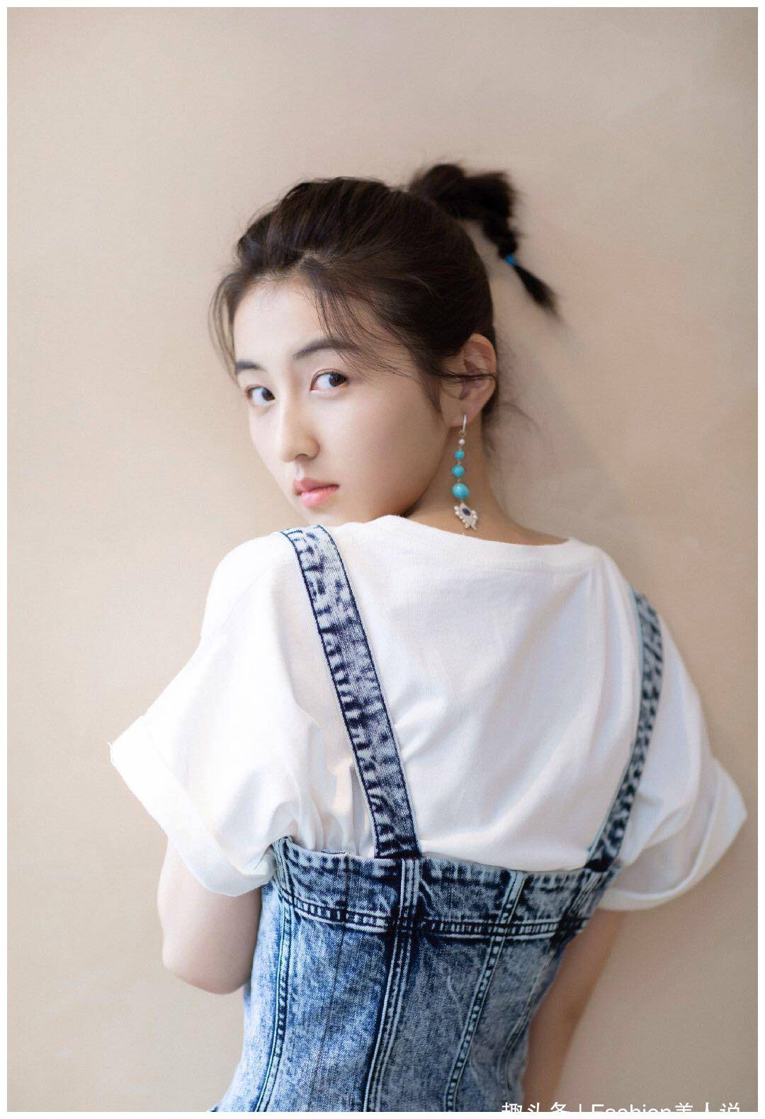 张子枫又换发型了,扎马尾辫可爱俏皮,搭配背带裙妥妥的美少女_章子