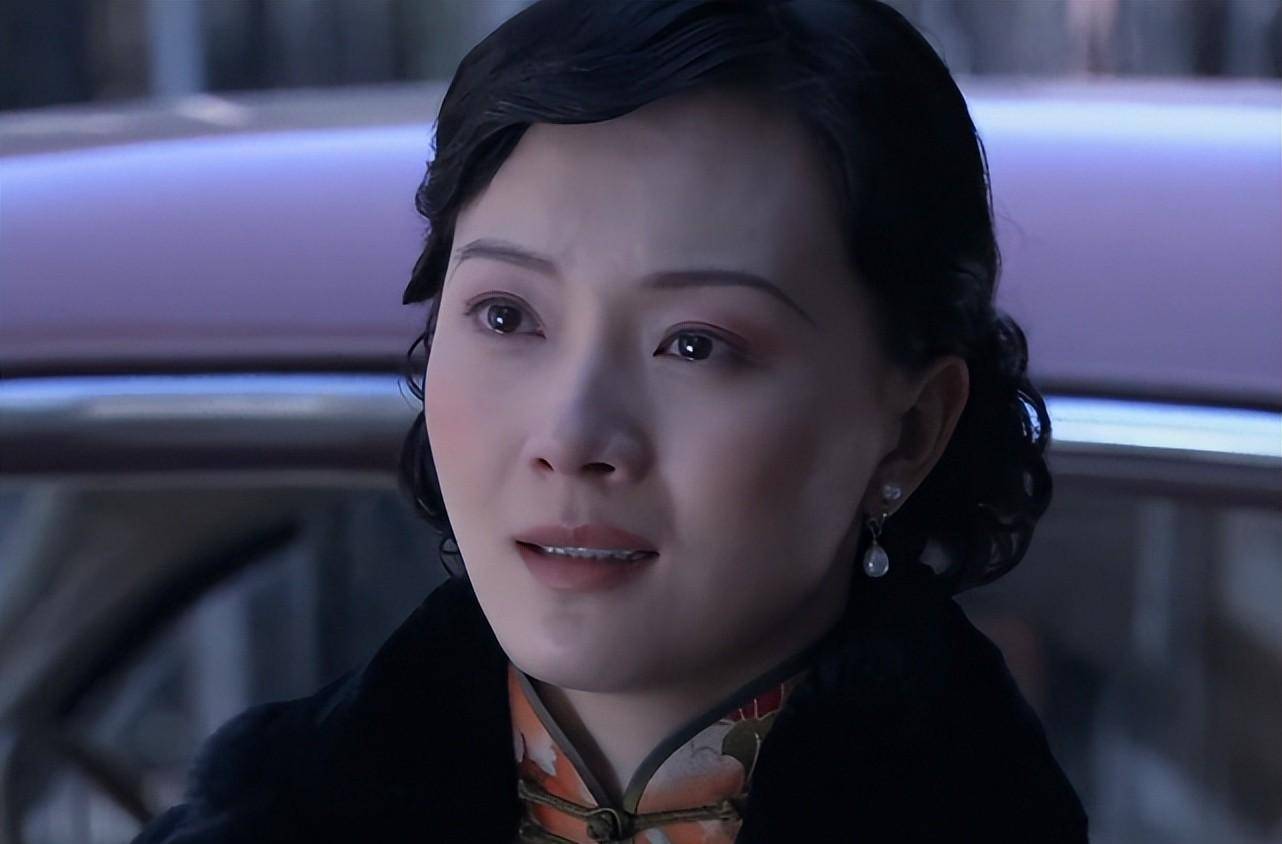 但是2006年陈数拍《新上海滩》的时候,脸变得更饱满了,眼睛也从单眼皮