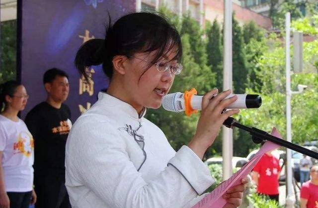 7年前,她放弃港大56万奖学金,退学重考进北大,现在还在北大_刘丁宁