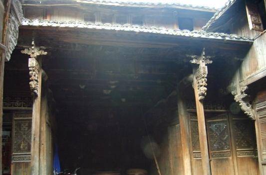 浙江有一古村落，位于杭州市，藏有众多古建，还被誉为小上海