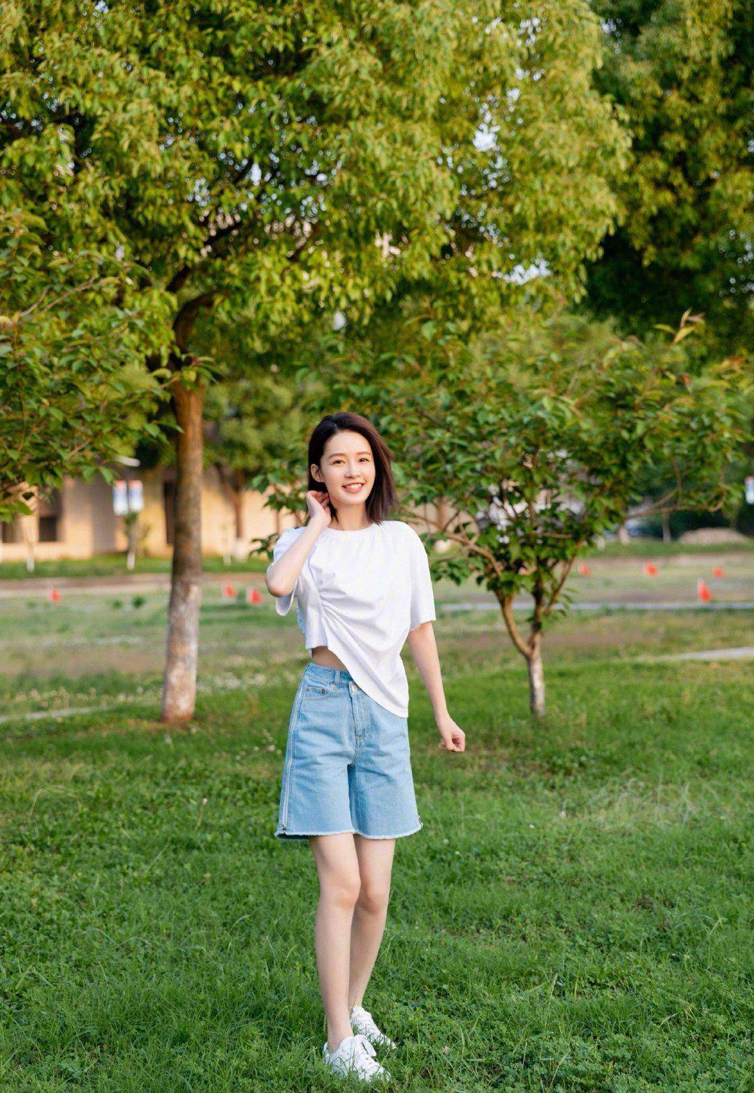 李沁再出减龄穿搭,配色清新又经典,最吸睛的是"酒杯腿"_时尚_风格