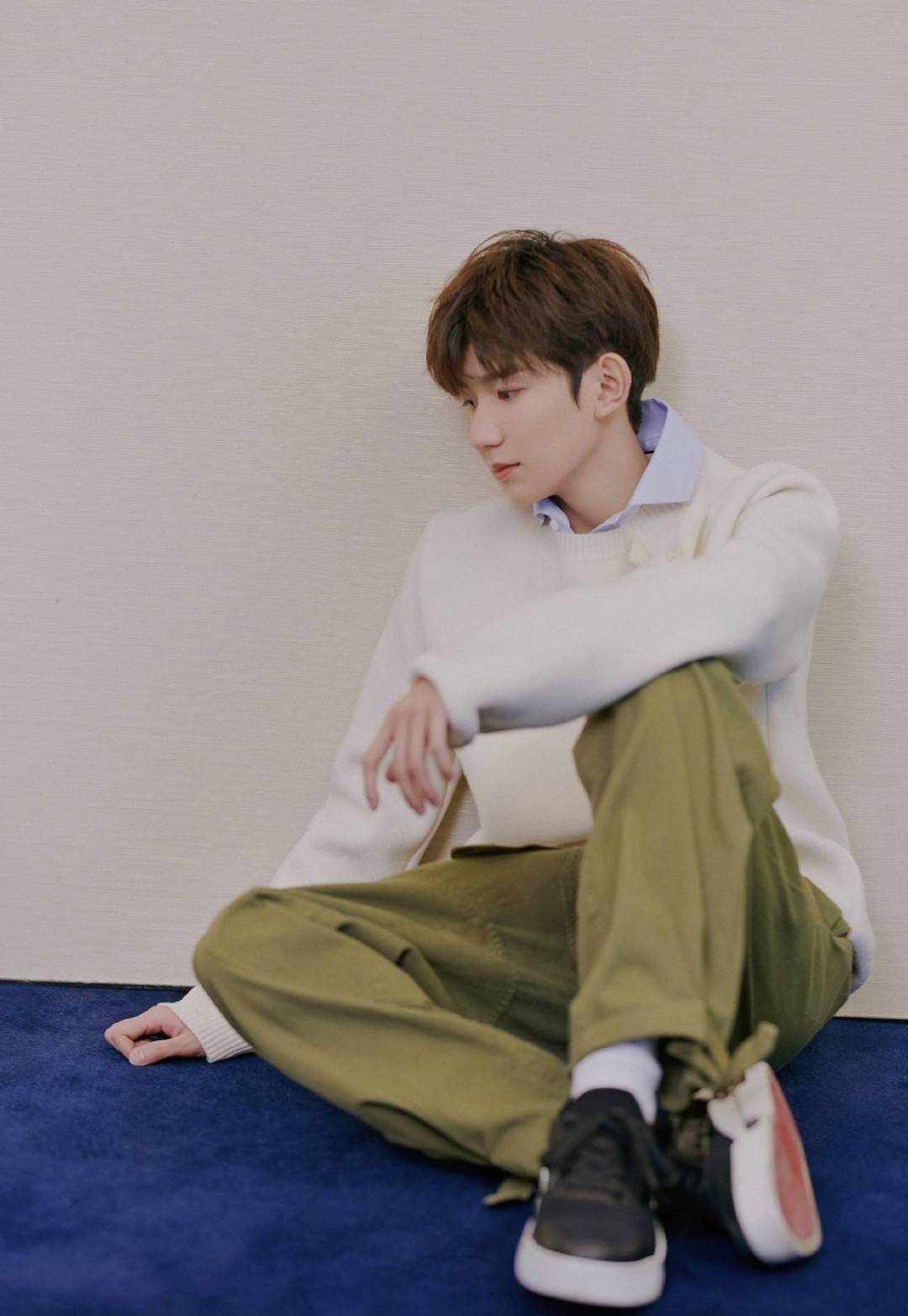 王源少年感十足,白t恤小卷毛宛如"清新学长",侧颜绝了_造型_时尚_男生