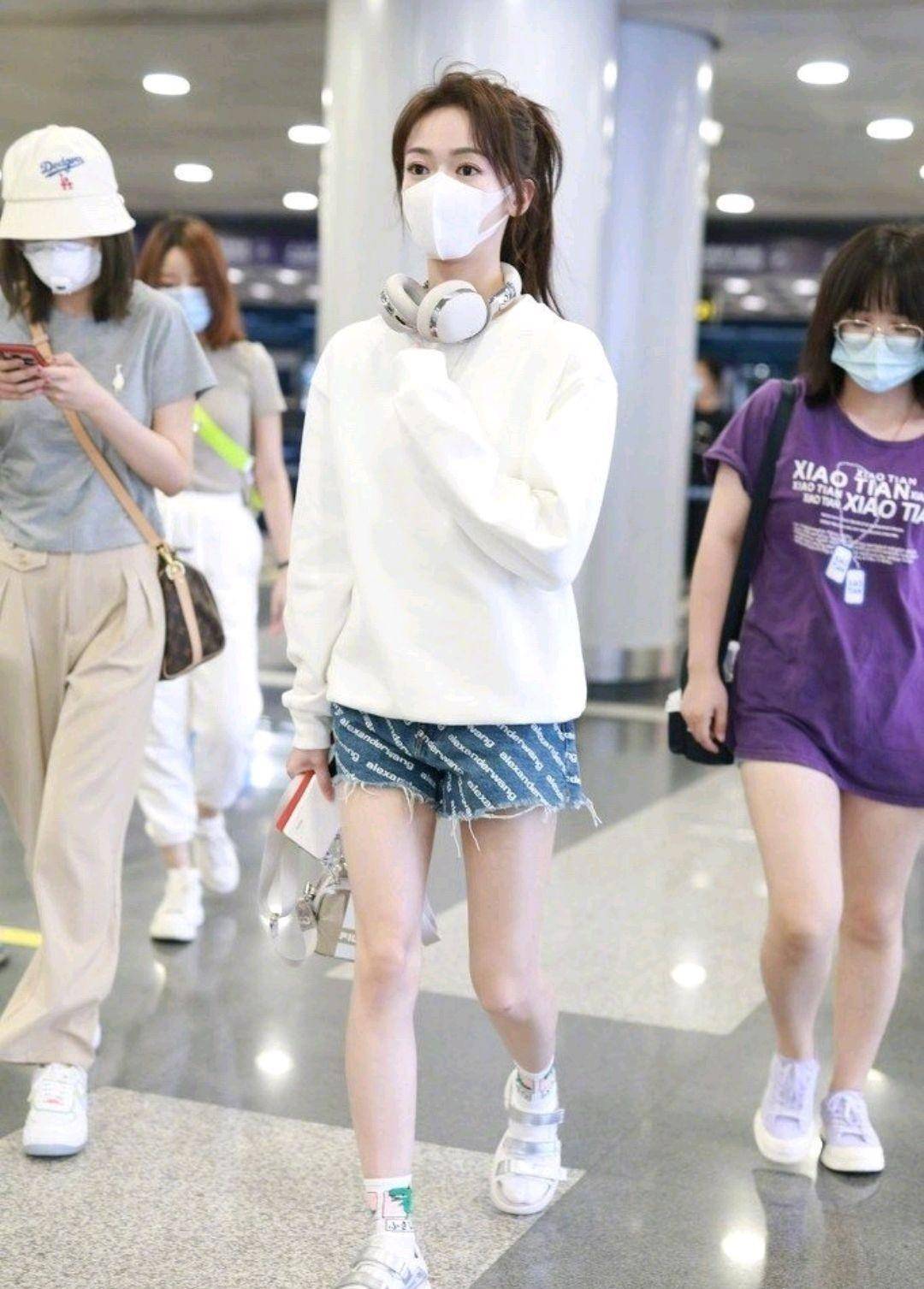 吴谨言最新机场look,风景印花短裙配白t,完美演绎清爽夏日风_时尚