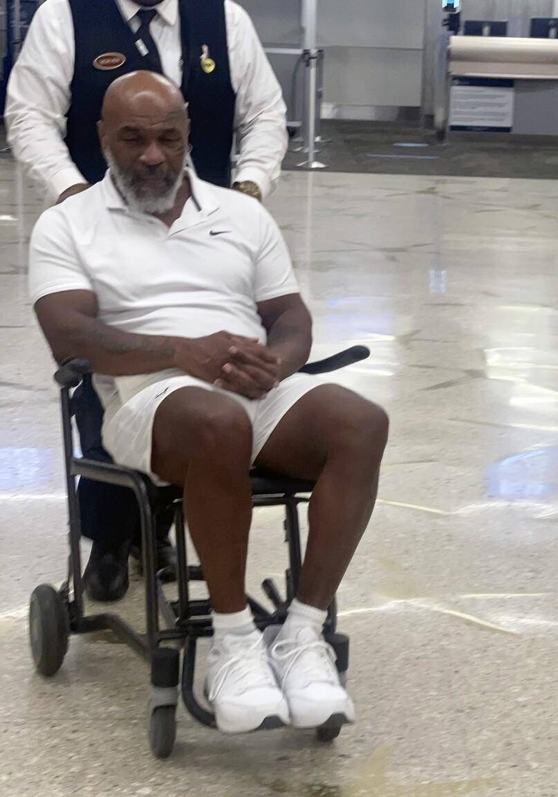 当天,泰森手臂和腿部肌肉,还是一如既往地明显大块,整个人看起来颇为